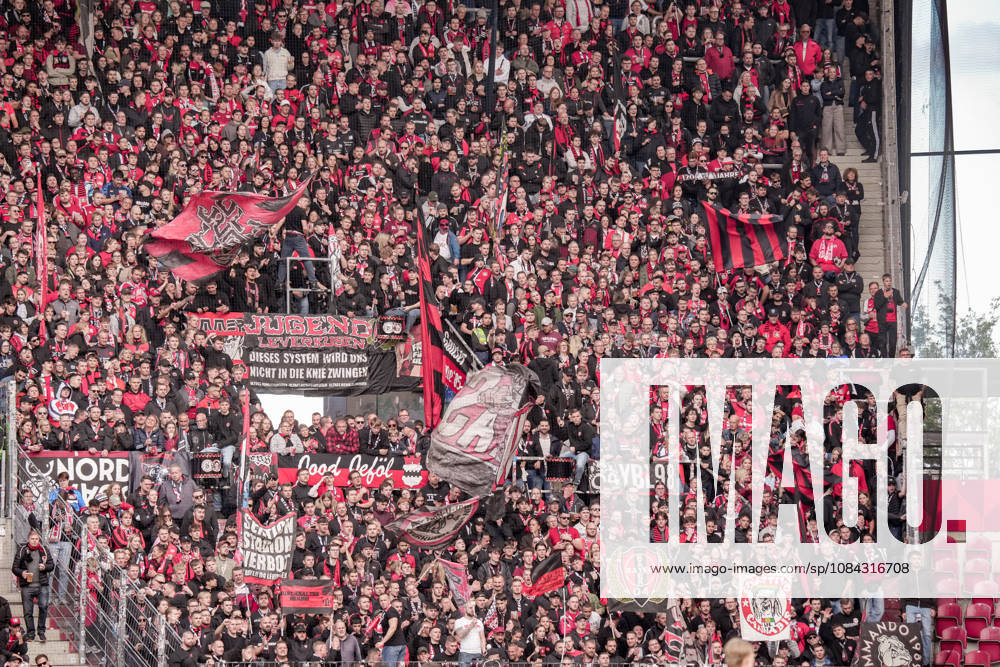 Deutschland: Fussball Saison 2026 2027 , 1. Bundesliga , 5. Spieltag , 1. FSV Mainz 05 vs. Bayer 04 Leverkusen - MEWA-Arena (Mainz) : Zuschauer, Stadion, Fans, Tribüne, Gästefans, Auswärtsblock Mainz MEWA-Arena Deutschland Germany