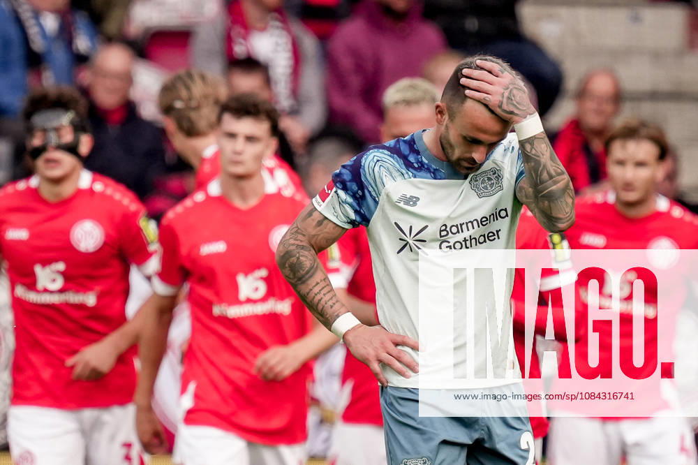 Deutschland: Fussball Saison 2026 2027 , 1. Bundesliga , 5. Spieltag , 1. FSV Mainz 05 vs. Bayer 04 Leverkusen - MEWA-Arena (Mainz) : Aleix Garcia Aleix Garcia (Bayer 04 Leverkusen, 24) Geste, Gestik, Emotion, Reaktion nach dem Gegentreffer, Gegentor Mainz MEWA-Arena Deutschland Germany