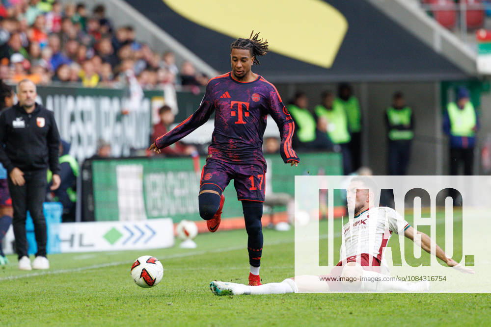 Michael Olise (17, FC Bayern München) und Arijon Ibrahimovic (21, FC Augsburg) beim Spiel zwischen FC Augsburg v FC Bayern München, Fussball, Herren, Bundesliga, 2026 2027, 5.Spieltag am 10.10.2026 in Augsburg, WWK ARENA. DFL and DFB regulations prohibit any use of photographs as image sequences and or quasi-video. Bayern Deutschland