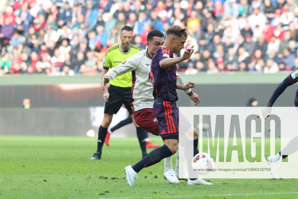 Joshua Kimmich (FC Bayern Muenchen, 06) mit Arijon Ibrahimovic (FC Augsburg, 21), GER, FC Augsburg vs. FC Bayern Muenchen, Fussball, Bundesliga, 5. Spieltag, Saison 2026 2027, 10.10.2026, , GER, FC Augsburg vs. FC Bayern Muenchen, Fussball, Bundesliga, 5. Spieltag, Saison 2026 2027, 10.10.2026 Augsburg