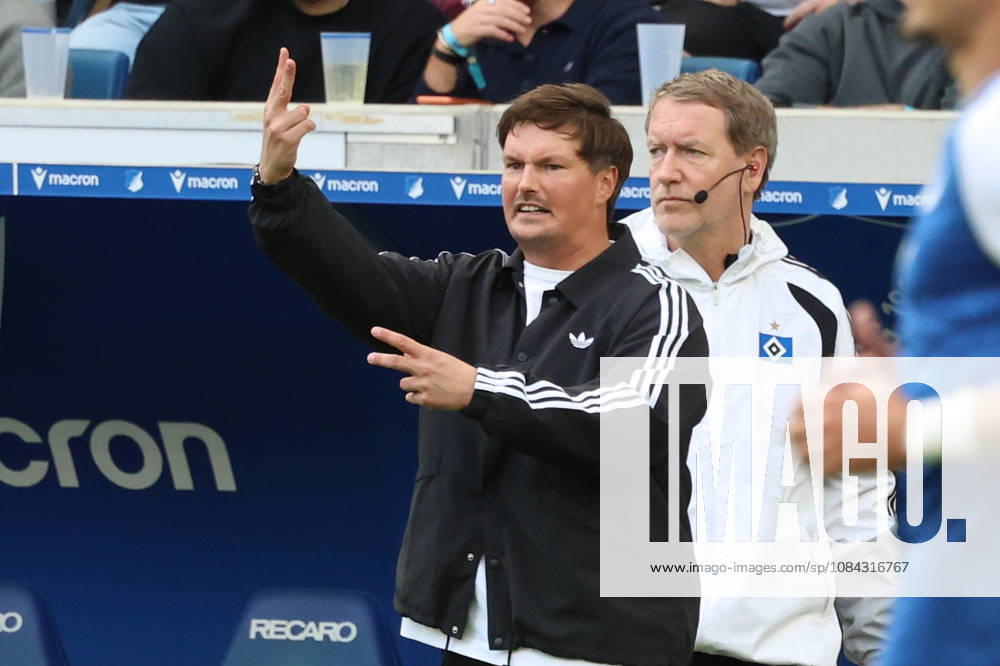 Fussball 1.Bundesliga, TSG 1899 Hoffenheim - Hamburger SV v.l. Merlin Polzin Trainer (Hamburger SV) gibt Anweisungen, gestikuliert, mit den Armen gestikulieren gives instructions, gesticulate Sinsheim