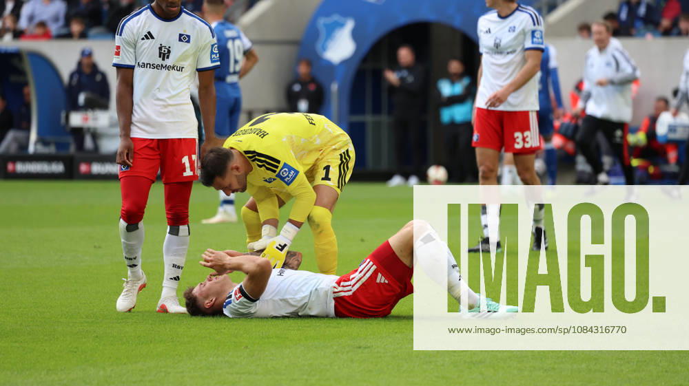 Fussball 1.Bundesliga, TSG 1899 Hoffenheim - Hamburger SV v.l. Nicolai Remberg (Hamburger SV) verletzt, Verletzung, Schmerz, Schmerzen, injured, injury, pain, pains Sinsheim
