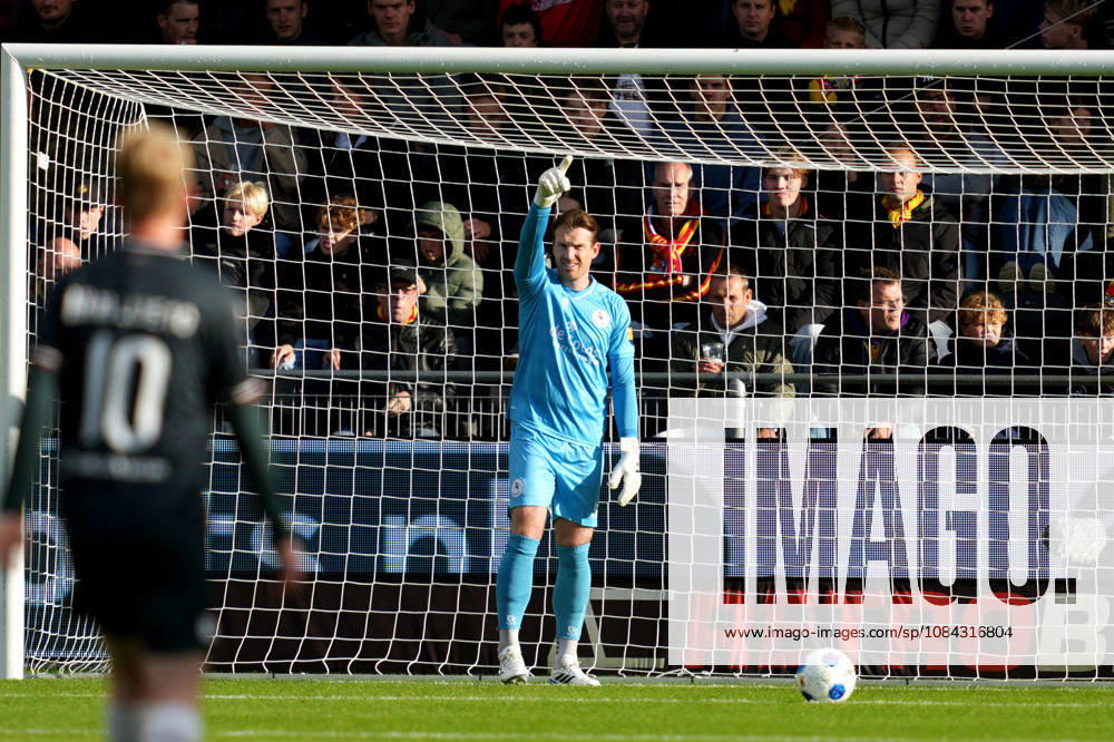 Eredivisie: Go Ahead Eagles v Sparta Rotterdam Deventer - Goalkeeper Michael Brouwer of Sparta Rotterdam shoots during the eighth competition round of the 2026 2027 Eredivisie season. The match is set between Go Ahead Eagles and Sparta Rotterdam at De Adelaarshorst on 10 October 2026 in Deventer, Netherlands. (Hero Images Danny de Groot)