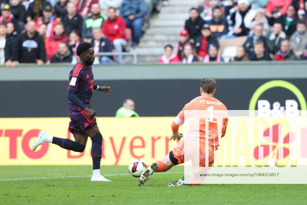 Manuel Neuer (FC Bayern Muenchen, 01) mit Alphonso Davies (FC Bayern Muenchen, 19), GER, FC Augsburg vs. FC Bayern Muenchen, Fussball, Bundesliga, 5. Spieltag, Saison 2026 2027, 10.10.2026, , GER, FC Augsburg vs. FC Bayern Muenchen, Fussball, Bundesliga, 5. Spieltag, Saison 2026 2027, 10.10.2026 Augsburg