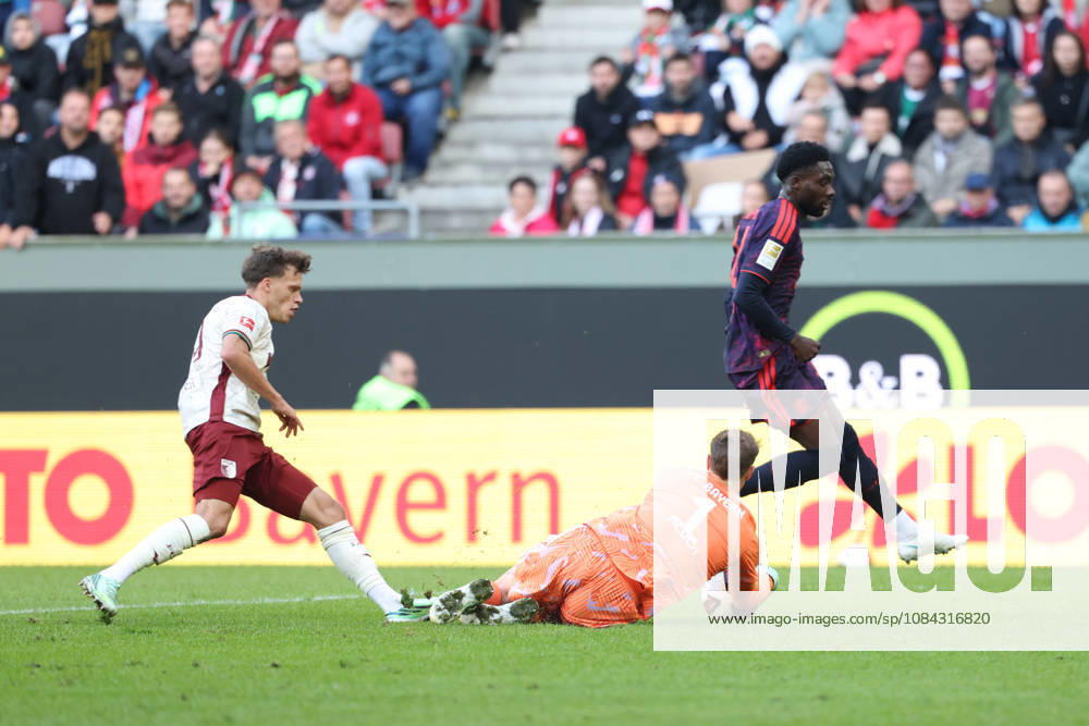 Manuel Neuer (FC Bayern Muenchen, 01) mit Alphonso Davies (FC Bayern Muenchen, 19) und Robin Fellhauer (FC Augsburg, 19), GER, FC Augsburg vs. FC Bayern Muenchen, Fussball, Bundesliga, 5. Spieltag, Saison 2026 2027, 10.10.2026, , GER, FC Augsburg vs. FC Bayern Muenchen, Fussball, Bundesliga, 5. Spieltag, Saison 2026 2027, 10.10.2026 Augsburg
