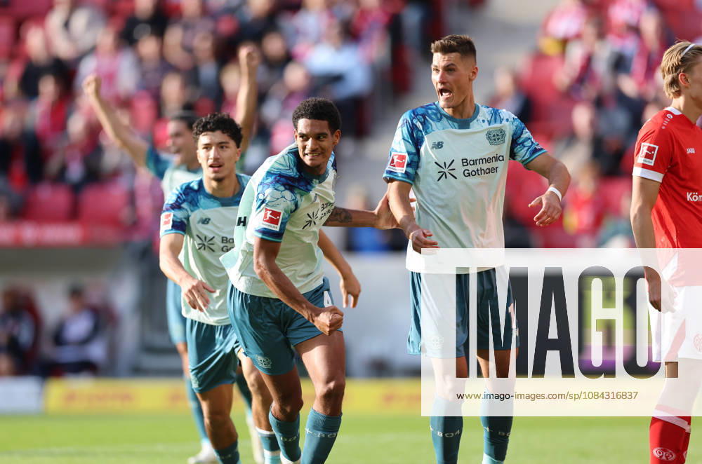 Fussball Bundesliga, 1. FSV Mainz 05 - Bayer 04 Leverkusen, v.l., Torjubel zum 2:3 durch Jarell Quansah (Bayer 04 Leverkusen), Patrik Schick (Bayer 04 Leverkusen), Goal celebration, celebrate the goal DFL DFB REGULATIONS PROHIBIT ANY USE OF PHOTOGRAPHS AS IMAGE SEQUENCES AND OR QUASI-VIDEO.