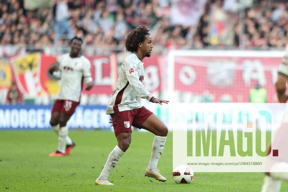 Han-Noah Massengo (FC Augsburg, 04) mit Ball, GER, FC Augsburg vs. FC Bayern Muenchen, Fussball, Bundesliga, 5. Spieltag, Saison 2026 2027, 10.10.2026, , GER, FC Augsburg vs. FC Bayern Muenchen, Fussball, Bundesliga, 5. Spieltag, Saison 2026 2027, 10.10.2026 Augsburg