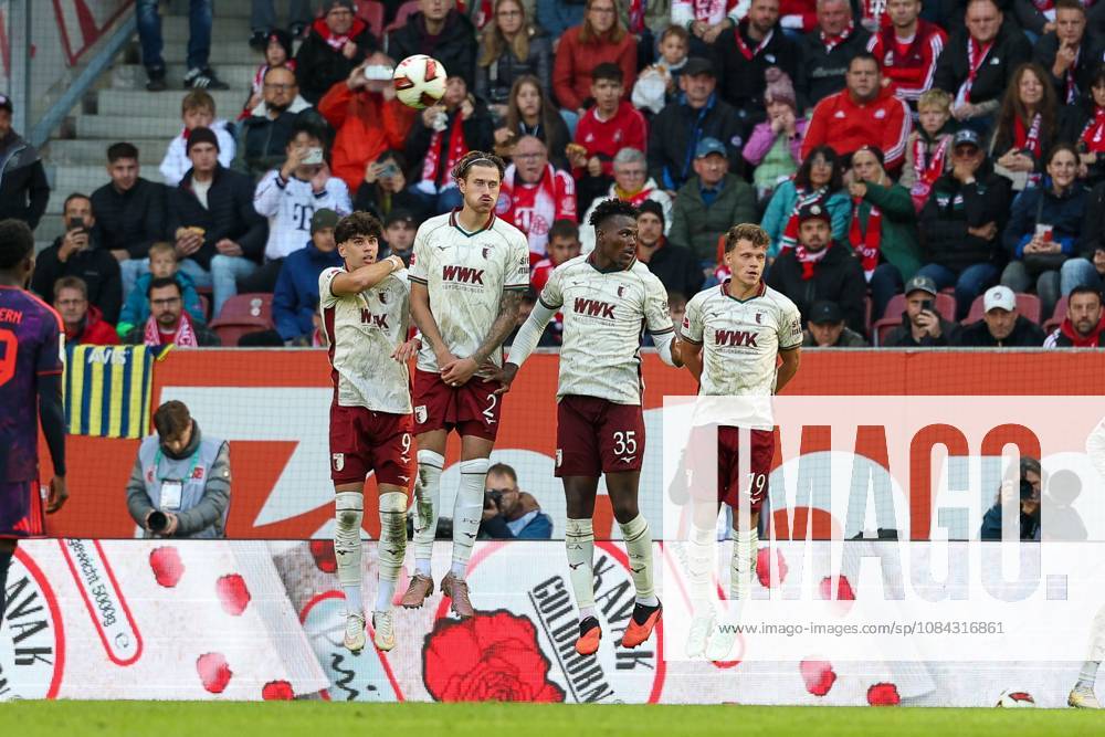 Freistoss auf die Mauer, Rodrigo Ribeiro 9 (FC Augsburg), Calvin Brackelmann 2 (FC Augsburg), Juma Bah 35 (FC Augsburg), Robin Fellhauer 19 (FC Augsburg), FC Augsburg vs. FC Bayern Muenchen, Fussball, 1. Bundesliga, 5. Spieltag, 10.10.2026 DFB DFL regulations prohibit any use of photographs as image sequences and or quasi-video Augsburg Bayern Deutschland