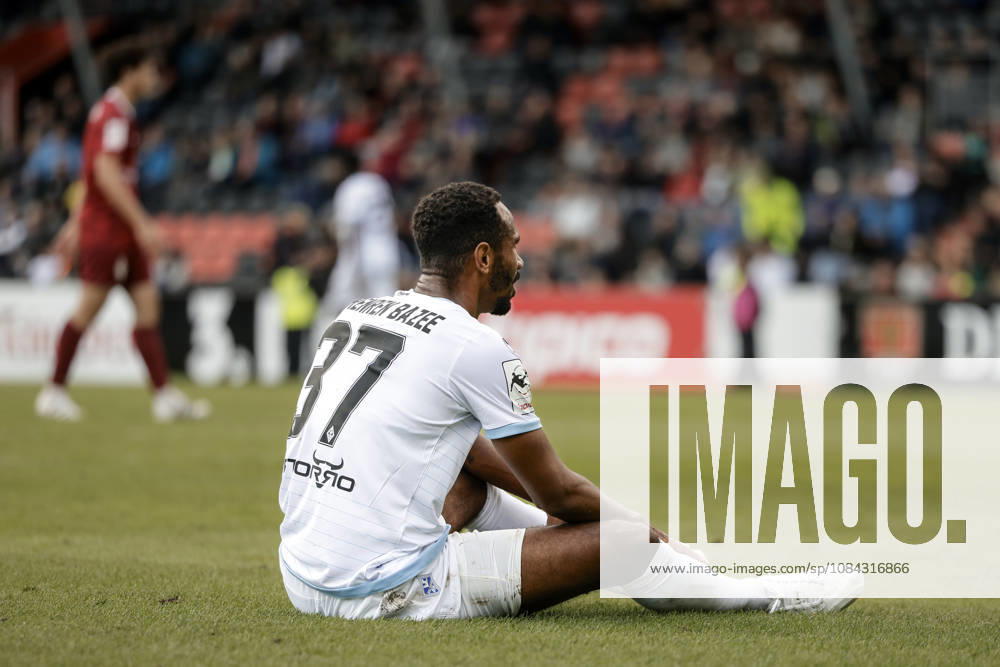 Fussball 3.Liga, SG Sonnenhof Grossaspach - SV Waldhof Mannheim v.l. Noah Sarenren Bazee (SV Waldhof Mannheim, 37)