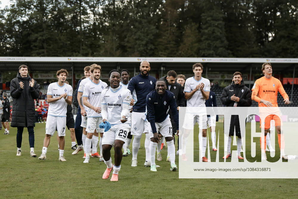 Fussball 3.Liga, SG Sonnenhof Grossaspach - SV Waldhof Mannheim v.l. Jubel nach dem Spiel mit den Fans, Nolan Muteba (SV Waldhof Mannheim, 29) im Fokus der Feier