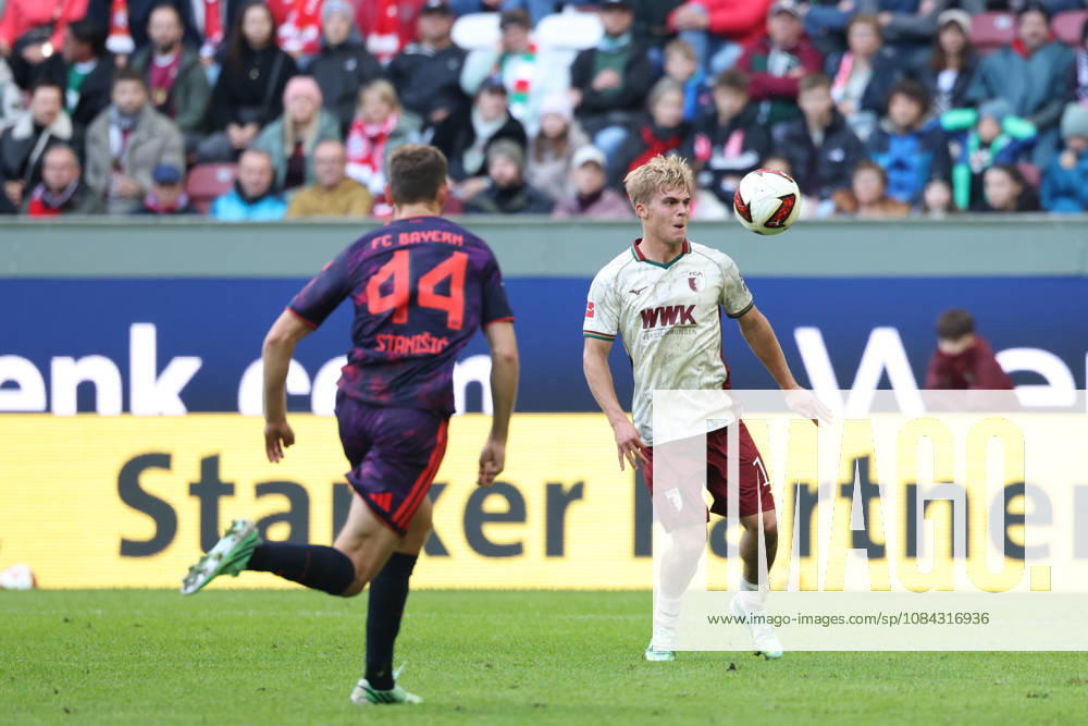 Hennes Behrens (FC Augsburg, 16) mit Josip Stanisic (FC Bayern Muenchen, 44), GER, FC Augsburg vs. FC Bayern Muenchen, Fussball, Bundesliga, 5. Spieltag, Saison 2026 2027, 10.10.2026, , GER, FC Augsburg vs. FC Bayern Muenchen, Fussball, Bundesliga, 5. Spieltag, Saison 2026 2027, 10.10.2026 Augsburg