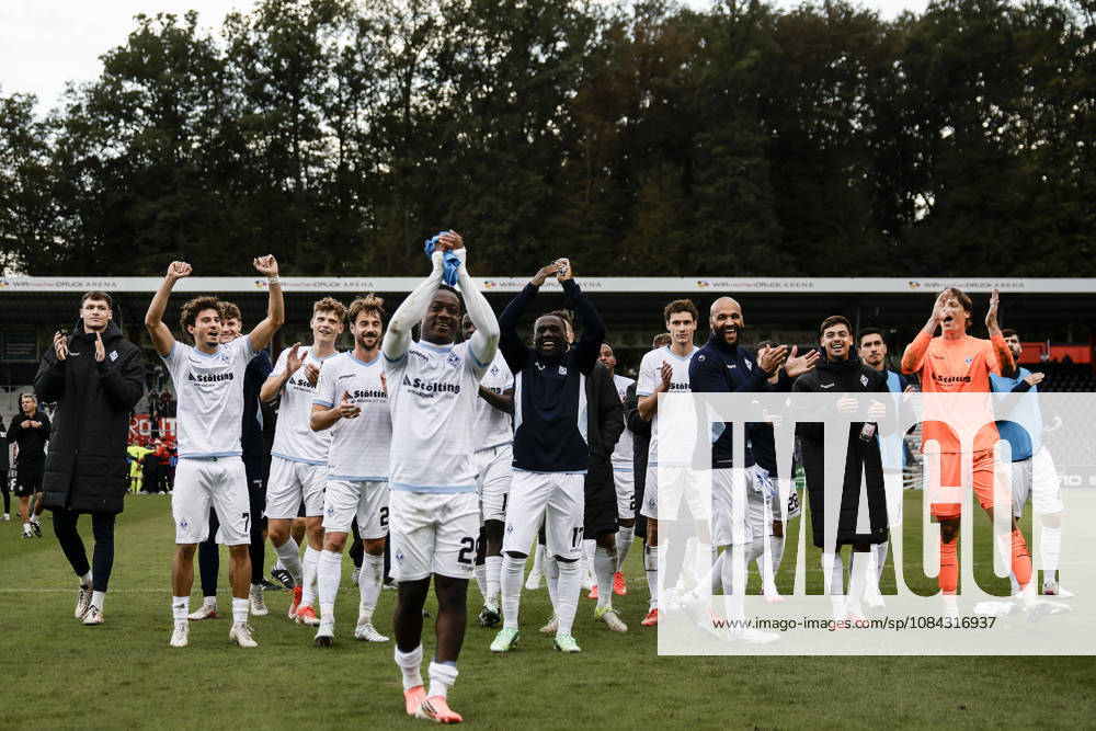 Fussball 3.Liga, SG Sonnenhof Grossaspach - SV Waldhof Mannheim v.l. Jubel nach dem Spiel mit den Fans, Nolan Muteba (SV Waldhof Mannheim, 29) im Fokus der Feier
