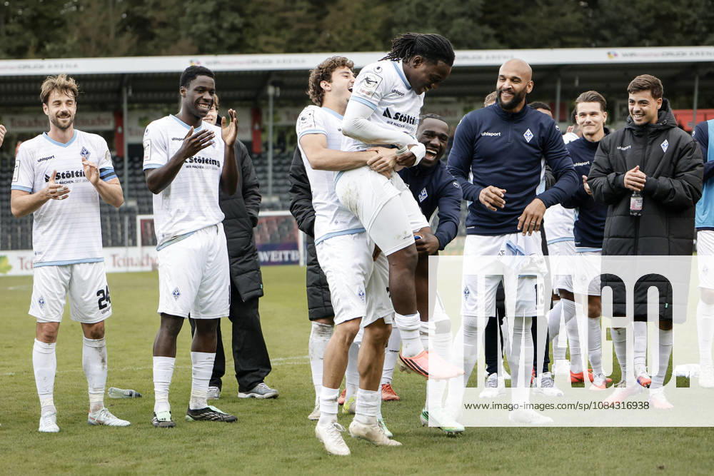Fussball 3.Liga, SG Sonnenhof Grossaspach - SV Waldhof Mannheim v.l. Jubel nach dem Spiel mit den Fans, Nolan Muteba (SV Waldhof Mannheim, 29) im Fokus der Feier