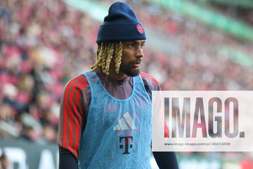 Sacha Boey (FC Bayern Muenchen, 23), GER, FC Augsburg vs. FC Bayern Muenchen, Fussball, Bundesliga, 5. Spieltag, Saison 2026 2027, 10.10.2026, , GER, FC Augsburg vs. FC Bayern Muenchen, Fussball, Bundesliga, 5. Spieltag, Saison 2026 2027, 10.10.2026 Augsburg