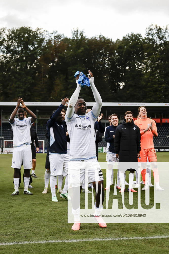 Fussball 3.Liga, SG Sonnenhof Grossaspach - SV Waldhof Mannheim v.l. Jubel nach dem Spiel mit den Fans, Nolan Muteba (SV Waldhof Mannheim, 29) im Fokus der Feier