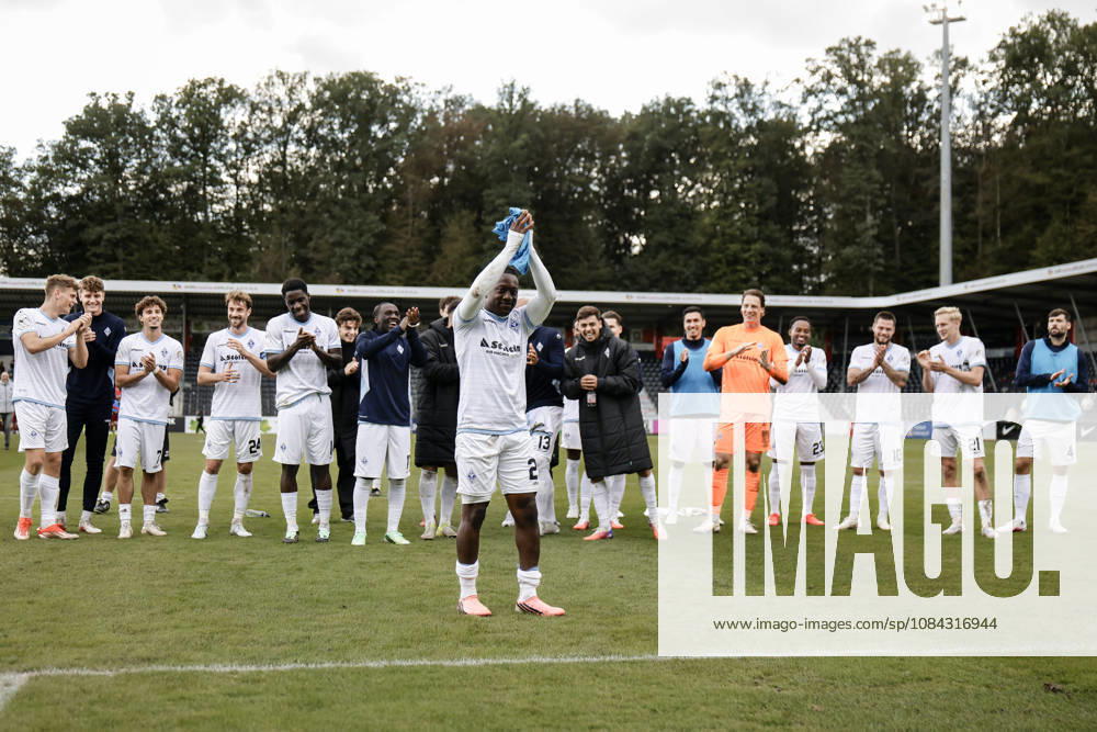 Fussball 3.Liga, SG Sonnenhof Grossaspach - SV Waldhof Mannheim v.l. Jubel nach dem Spiel mit den Fans, Nolan Muteba (SV Waldhof Mannheim, 29) im Fokus der Feier