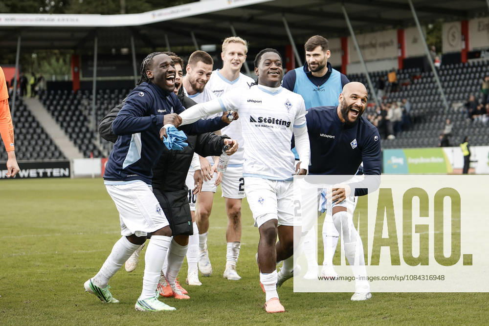 Fussball 3.Liga, SG Sonnenhof Grossaspach - SV Waldhof Mannheim v.l. Jubel nach dem Spiel mit den Fans, Nolan Muteba (SV Waldhof Mannheim, 29) im Fokus der Feier