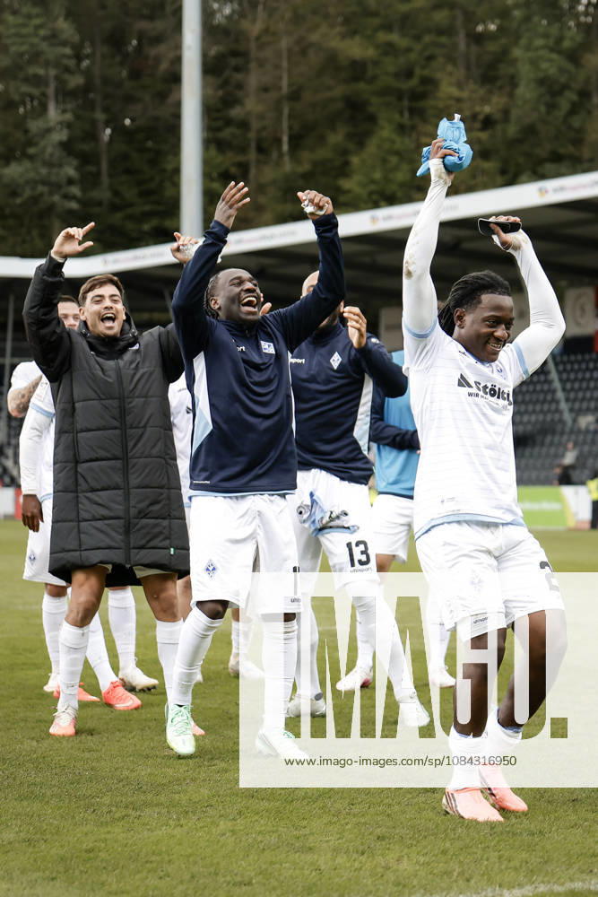 Fussball 3.Liga, SG Sonnenhof Grossaspach - SV Waldhof Mannheim v.l. Jubel nach dem Spiel mit den Fans, Nolan Muteba (SV Waldhof Mannheim, 29) im Fokus der Feier