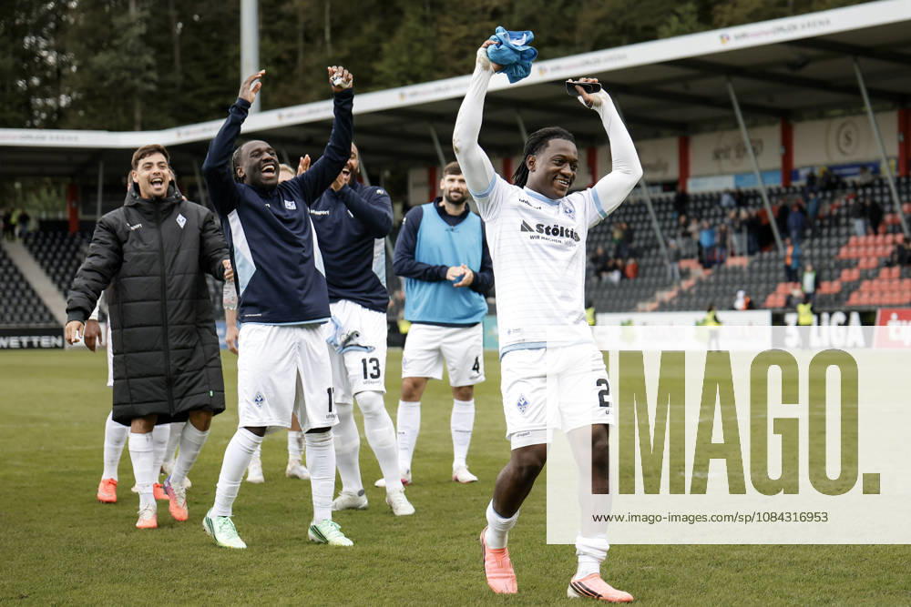 Fussball 3.Liga, SG Sonnenhof Grossaspach - SV Waldhof Mannheim v.l. Jubel nach dem Spiel mit den Fans, Nolan Muteba (SV Waldhof Mannheim, 29) im Fokus der Feier