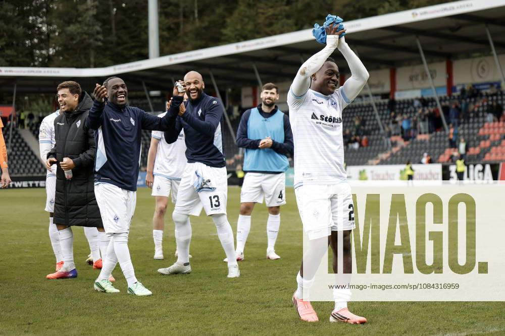 Fussball 3.Liga, SG Sonnenhof Grossaspach - SV Waldhof Mannheim v.l. Jubel nach dem Spiel mit den Fans, Nolan Muteba (SV Waldhof Mannheim, 29) im Fokus der Feier