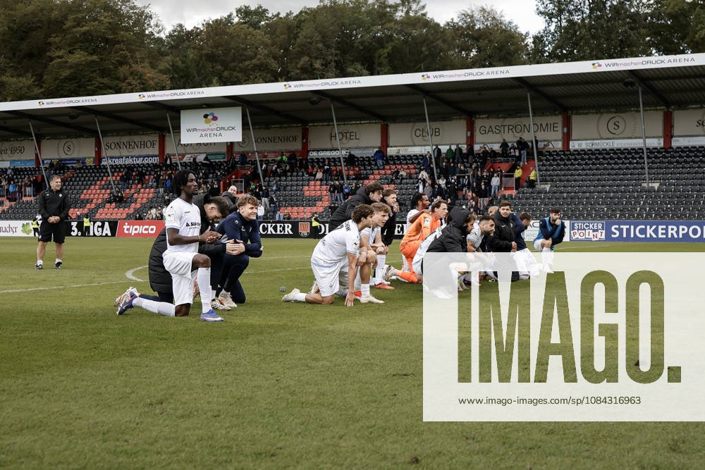 Fussball 3.Liga, SG Sonnenhof Grossaspach - SV Waldhof Mannheim v.l. Jubel nach dem Spiel mit den Fans,