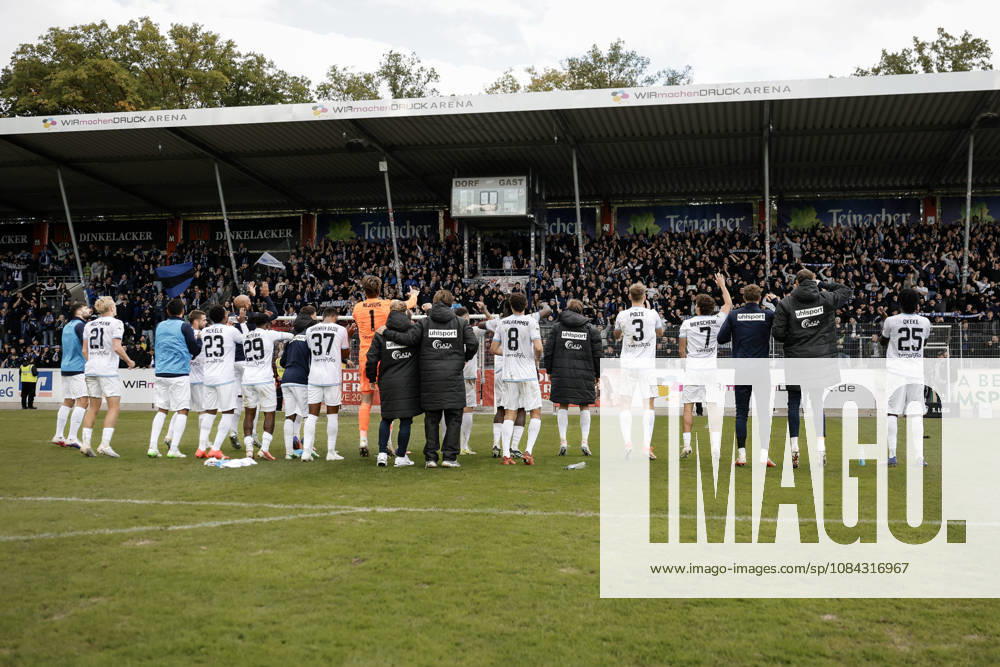 Fussball 3.Liga, SG Sonnenhof Grossaspach - SV Waldhof Mannheim v.l. Jubel nach dem Spiel mit den Fans