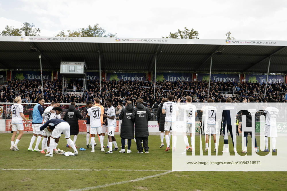 Fussball 3.Liga, SG Sonnenhof Grossaspach - SV Waldhof Mannheim v.l. Jubel nach dem Spiel mit den Fans, Nolan Muteba (SV Waldhof Mannheim, 29) im Fokus der Feier