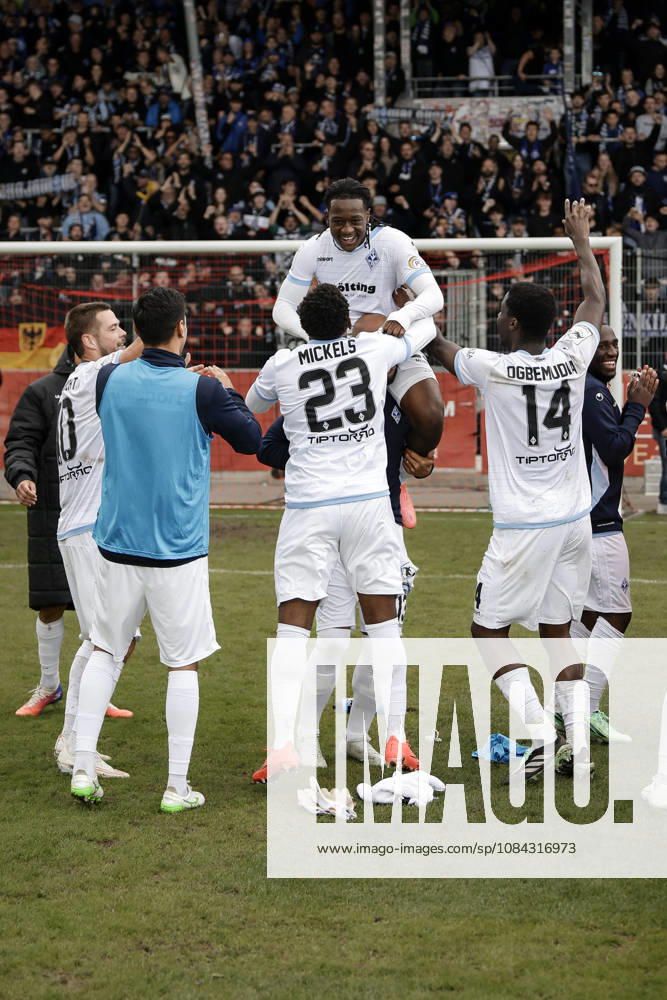 Fussball 3.Liga, SG Sonnenhof Grossaspach - SV Waldhof Mannheim v.l. Jubel nach dem Spiel mit den Fans, Nolan Muteba (SV Waldhof Mannheim, 29) im Fokus der Feier