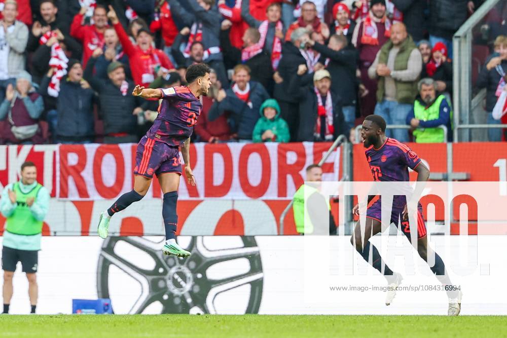 Torjubel von Luis Diaz 14 (FC Bayern Muenchen), Dayot Upamecano 2 (FC Bayern Muenchen), Tor zaehlt nicht wegen Abseits, FC Augsburg vs. FC Bayern Muenchen, Fussball, 1. Bundesliga, 5. Spieltag, 10.10.2026 DFB DFL regulations prohibit any use of photographs as image sequences and or quasi-video Augsburg Bayern Deutschland