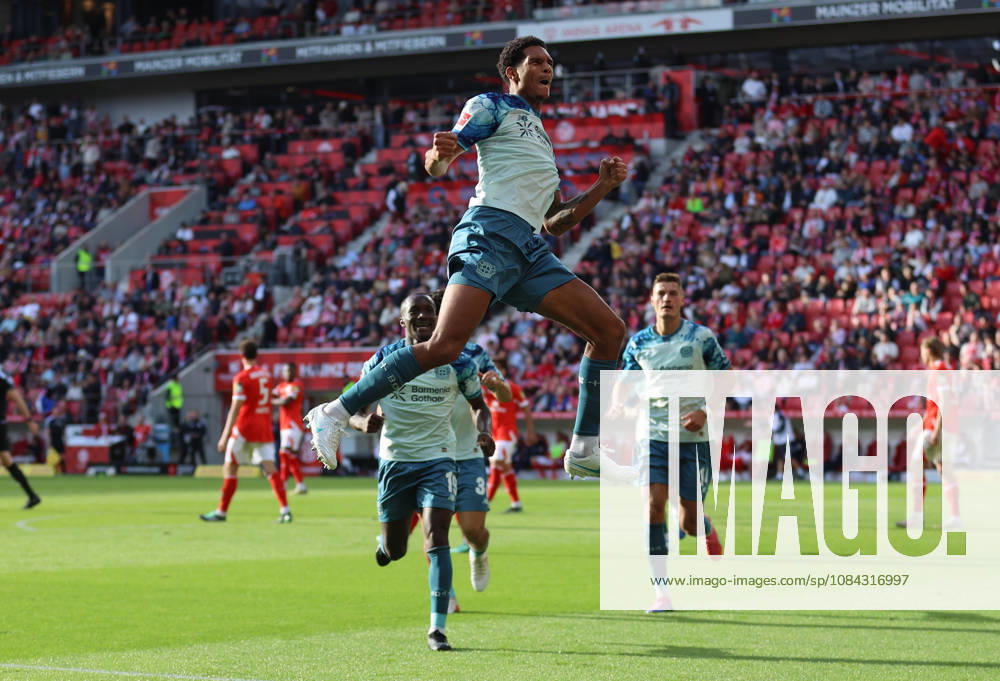 Fussball Bundesliga, 1. FSV Mainz 05 - Bayer 04 Leverkusen, v.l., Torjubel zum 2:3 durch Jarell Quansah (Bayer 04 Leverkusen), Goal celebration, celebrate the goal DFL DFB REGULATIONS PROHIBIT ANY USE OF PHOTOGRAPHS AS IMAGE SEQUENCES AND OR QUASI-VIDEO.