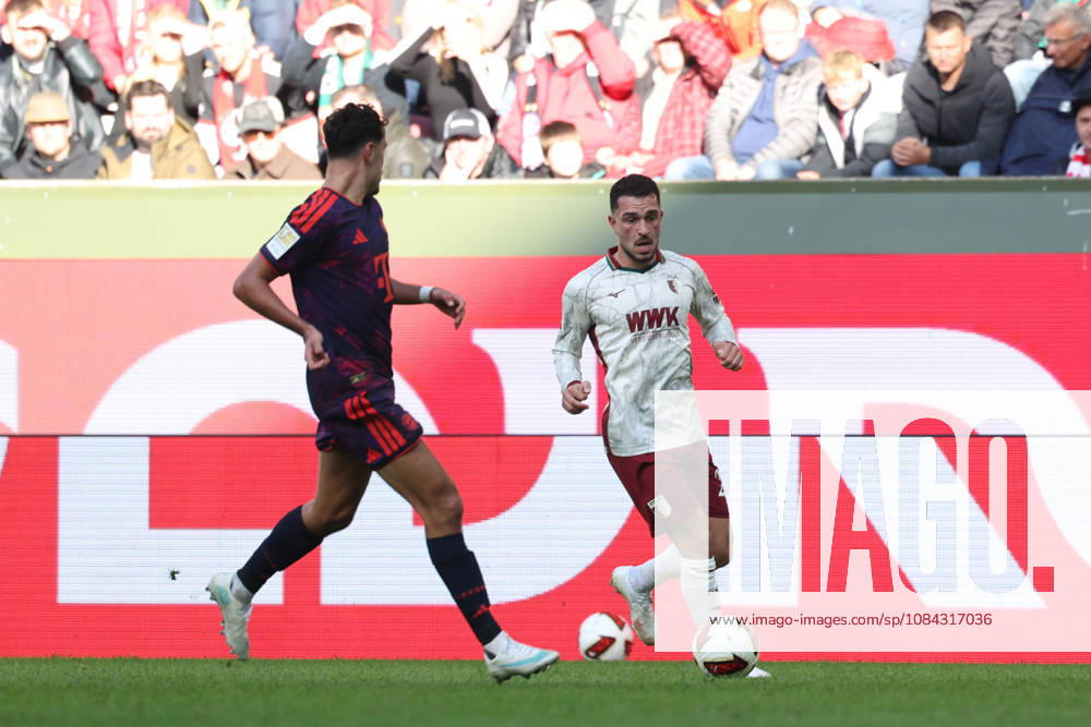 Arijon Ibrahimovic (FC Augsburg, 21) mit Aleksandar Pavlovic (FC Bayern Muenchen, 45), GER, FC Augsburg vs. FC Bayern Muenchen, Fussball, Bundesliga, 5. Spieltag, Saison 2026 2027, 10.10.2026, , GER, FC Augsburg vs. FC Bayern Muenchen, Fussball, Bundesliga, 5. Spieltag, Saison 2026 2027, 10.10.2026 Augsburg