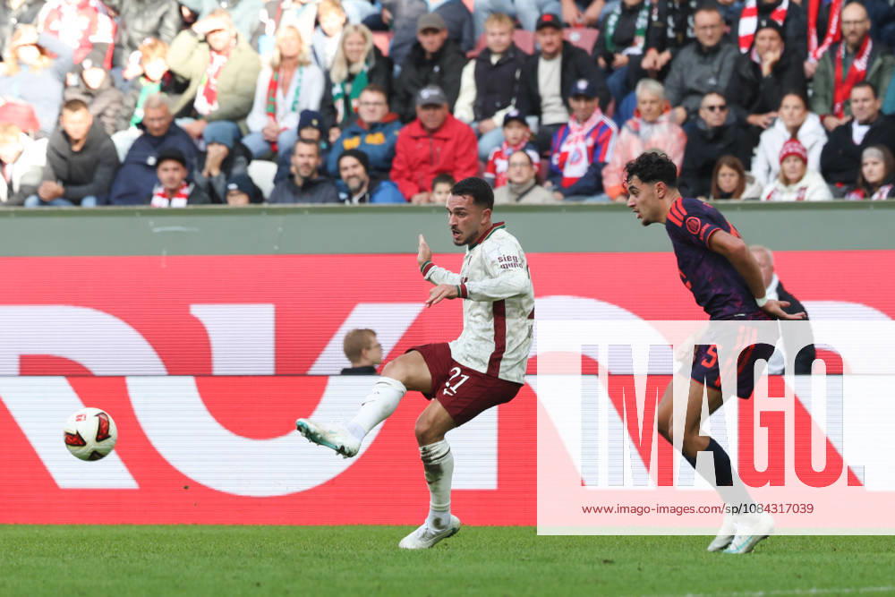 Arijon Ibrahimovic (FC Augsburg, 21) mit Aleksandar Pavlovic (FC Bayern Muenchen, 45), GER, FC Augsburg vs. FC Bayern Muenchen, Fussball, Bundesliga, 5. Spieltag, Saison 2026 2027, 10.10.2026, , GER, FC Augsburg vs. FC Bayern Muenchen, Fussball, Bundesliga, 5. Spieltag, Saison 2026 2027, 10.10.2026 Augsburg