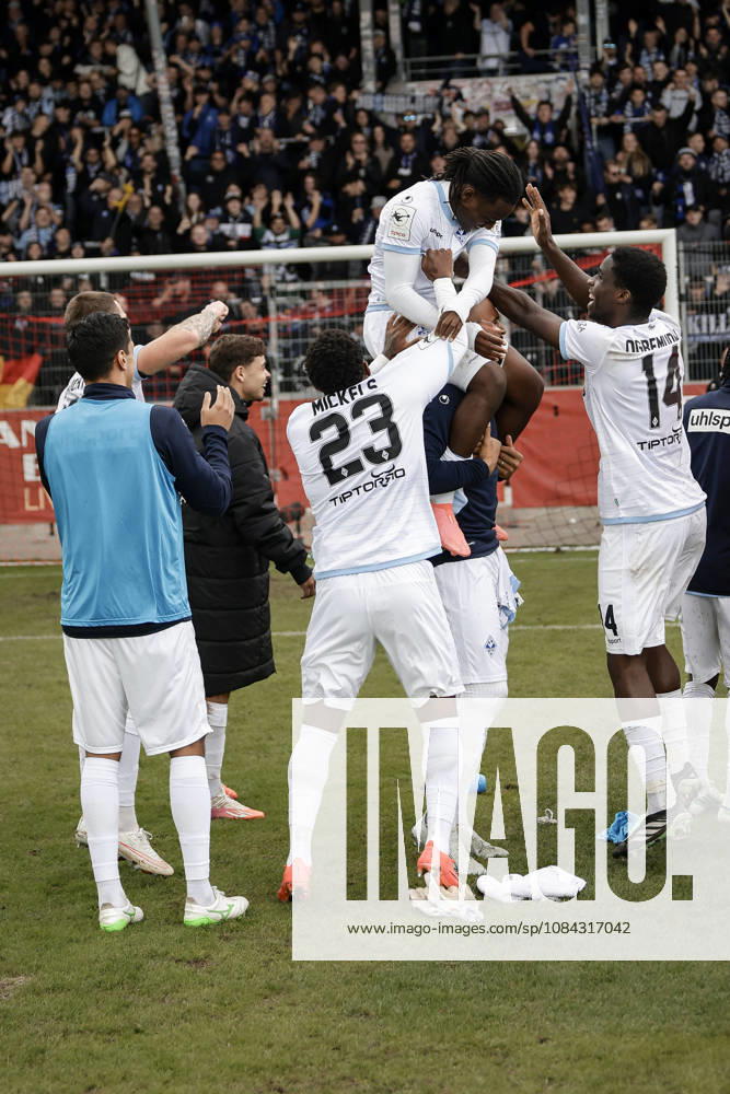 Fussball 3.Liga, SG Sonnenhof Grossaspach - SV Waldhof Mannheim v.l. Jubel nach dem Spiel mit den Fans, Nolan Muteba (SV Waldhof Mannheim, 29) im Fokus der Feier