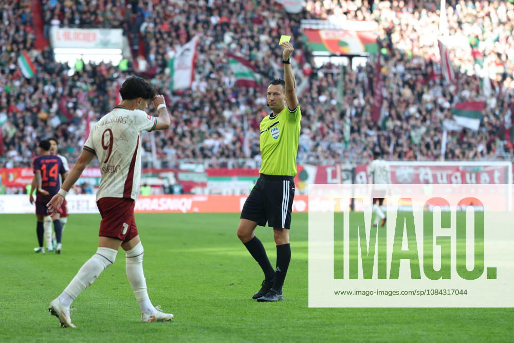 Schiedsrichter Sven Jablonksi zeigt Rodrigo Ribeiro (FC Augsburg, 09) die gelbe Karte, GER, FC Augsburg vs. FC Bayern Muenchen, Fussball, Bundesliga, 5. Spieltag, Saison 2026 2027, 10.10.2026, , GER, FC Augsburg vs. FC Bayern Muenchen, Fussball, Bundesliga, 5. Spieltag, Saison 2026 2027, 10.10.2026 Augsburg