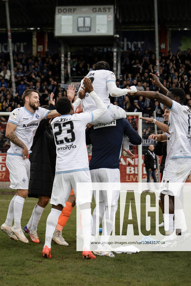 Fussball 3.Liga, SG Sonnenhof Grossaspach - SV Waldhof Mannheim v.l. Jubel nach dem Spiel mit den Fans, Nolan Muteba (SV Waldhof Mannheim, 29) im Fokus der Feier