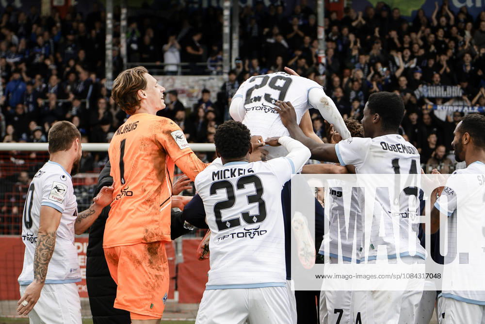 Fussball 3.Liga, SG Sonnenhof Grossaspach - SV Waldhof Mannheim v.l. Jubel nach dem Spiel mit den Fans, Nolan Muteba (SV Waldhof Mannheim, 29) im Fokus der Feier