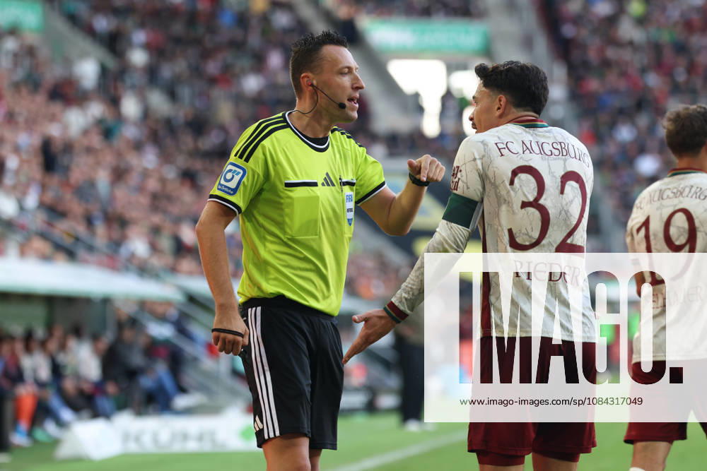 Schiedsrichter Sven Jablonksi im Gespraech mit Fabian Rieder (FC Augsburg, 32), GER, FC Augsburg vs. FC Bayern Muenchen, Fussball, Bundesliga, 5. Spieltag, Saison 2026 2027, 10.10.2026, , GER, FC Augsburg vs. FC Bayern Muenchen, Fussball, Bundesliga, 5. Spieltag, Saison 2026 2027, 10.10.2026 Augsburg