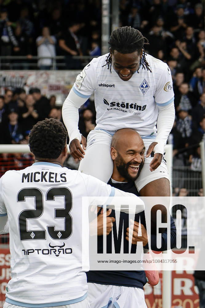 Fussball 3.Liga, SG Sonnenhof Grossaspach - SV Waldhof Mannheim v.l. Jubel nach dem Spiel mit den Fans, Nolan Muteba (SV Waldhof Mannheim, 29) im Fokus der Feier