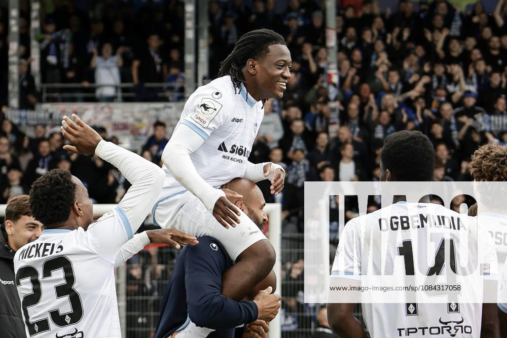 Fussball 3.Liga, SG Sonnenhof Grossaspach - SV Waldhof Mannheim v.l. Jubel nach dem Spiel mit den Fans, Nolan Muteba (SV Waldhof Mannheim, 29) im Fokus der Feier