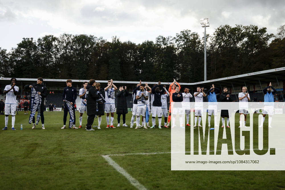 Fussball 3.Liga, SG Sonnenhof Grossaspach - SV Waldhof Mannheim v.l. Jubel nach dem Spiel mit den Fans, Nolan Muteba (SV Waldhof Mannheim, 29) im Fokus der Feier