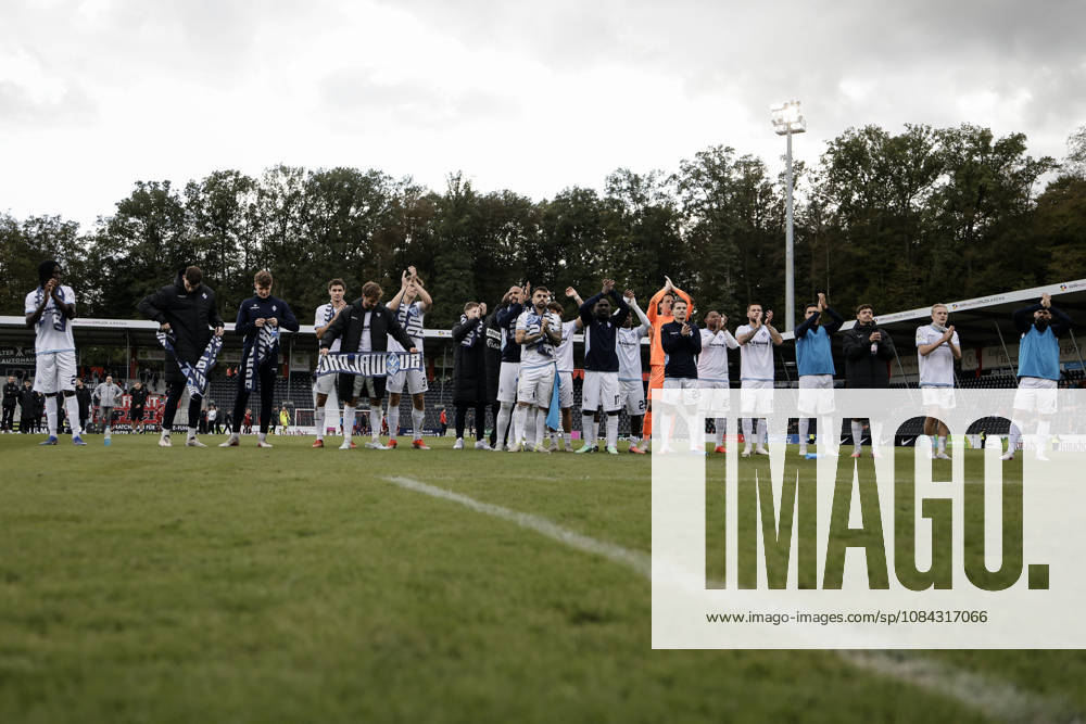 Fussball 3.Liga, SG Sonnenhof Grossaspach - SV Waldhof Mannheim v.l. Jubel nach dem Spiel mit den Fans