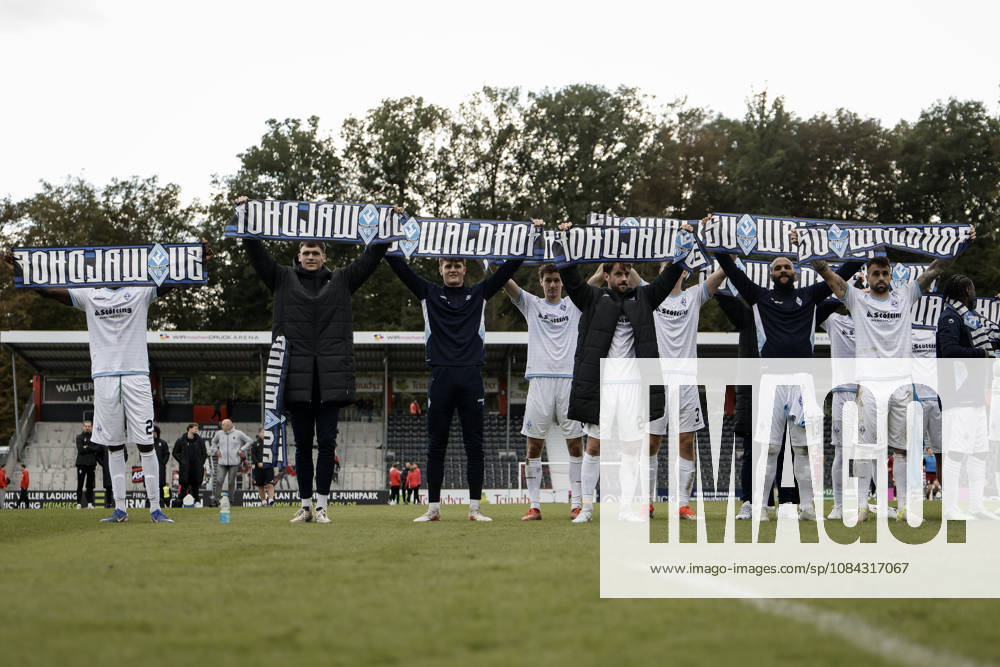 Fussball 3.Liga, SG Sonnenhof Grossaspach - SV Waldhof Mannheim v.l. Jubel nach dem Spiel mit den Fans