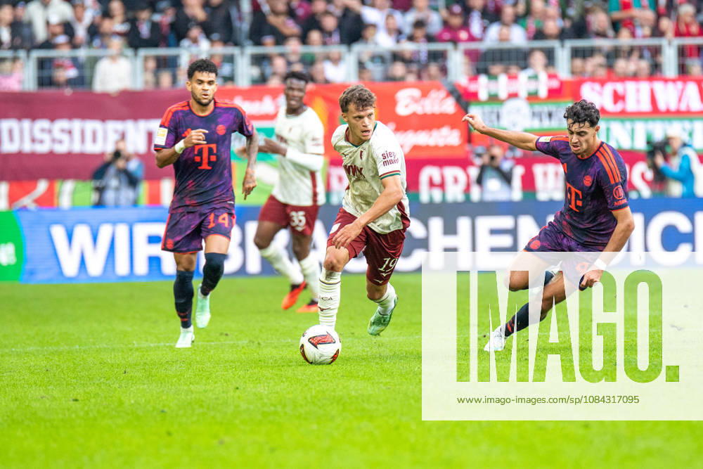 Robin Fellhauer (19 Augsburg) und Aleksandar Pavlovic (45 Bayern) in Aktion beim Bundesligaspiel FC Augsburg - FC Bayern München am 10.10.2026.