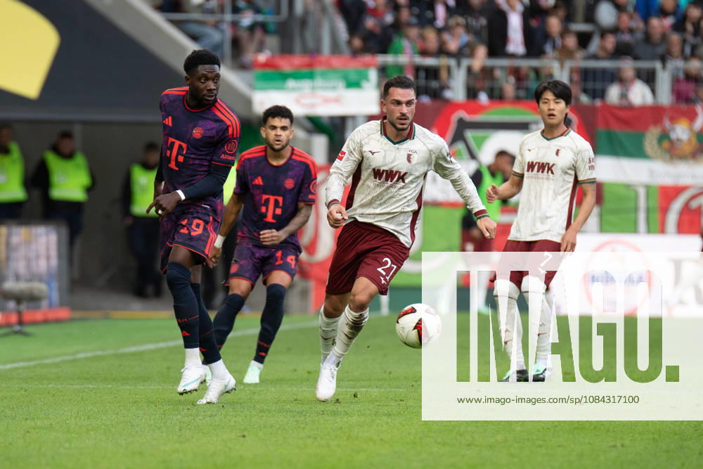 Arijon Ibrahimovic (21 Augsburg) in Aktion beim Bundesligaspiel FC Augsburg - FC Bayern München am 10.10.2026.