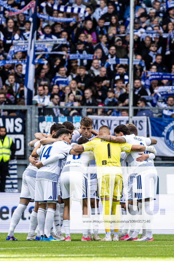3.Liga: MSV Duisburg TSG Hoffenheim II; 10.10.2026 MSV Duisburg im Teamkreis bis zum Spielbeginn. 3.Liga 8.Spieltag: MSV Duisburg TSG Hoffenheim II; Schauinsland-Reisen-Arena, Duisburg, 10.10.2026 DFB regulations prohibit any use of photographs as image sequences and or quasi video.