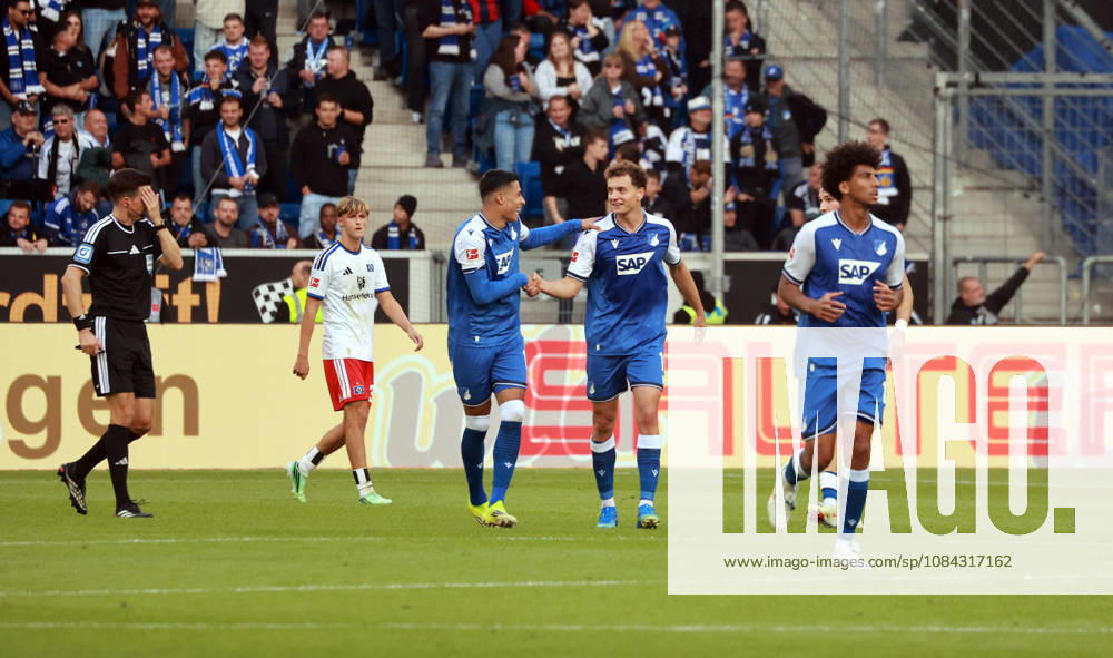TSG 1899 Hoffenheim - Hamburger SV Deutschland, Sinsheim, 10.10.2026, Fussball, Bundesliga, Saison 2026 2027, TSG 1899 Hoffenheim - Hamburger SV: v.l. Adam Daghim, Fisnik Asllani (beide TSG 1899 Hoffenheim); Jubel Eigentor 1:1 Bornauw.