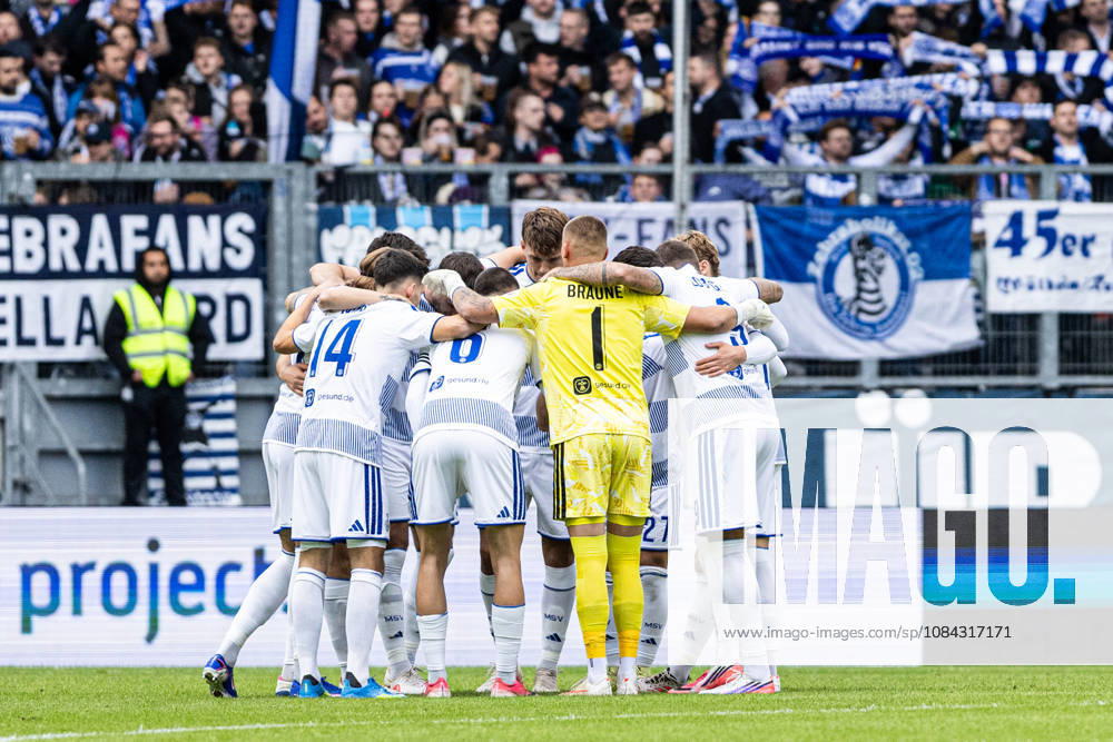 3.Liga: MSV Duisburg TSG Hoffenheim II; 10.10.2026 MSV Duisburg im Teamkreis bis zum Spielbeginn. 3.Liga 8.Spieltag: MSV Duisburg TSG Hoffenheim II; Schauinsland-Reisen-Arena, Duisburg, 10.10.2026 DFB regulations prohibit any use of photographs as image sequences and or quasi video.