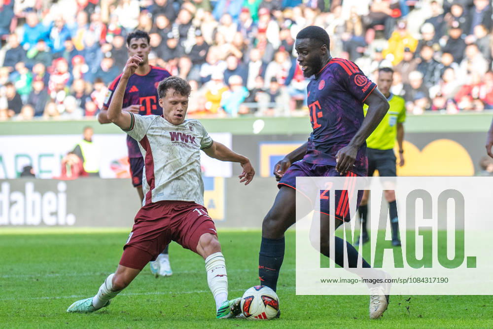 Robin Fellhauer (19 Augsburg) und Dayot Upamecano (2 Bayern) in Aktion beim Bundesligaspiel FC Augsburg - FC Bayern München am 10.10.2026.