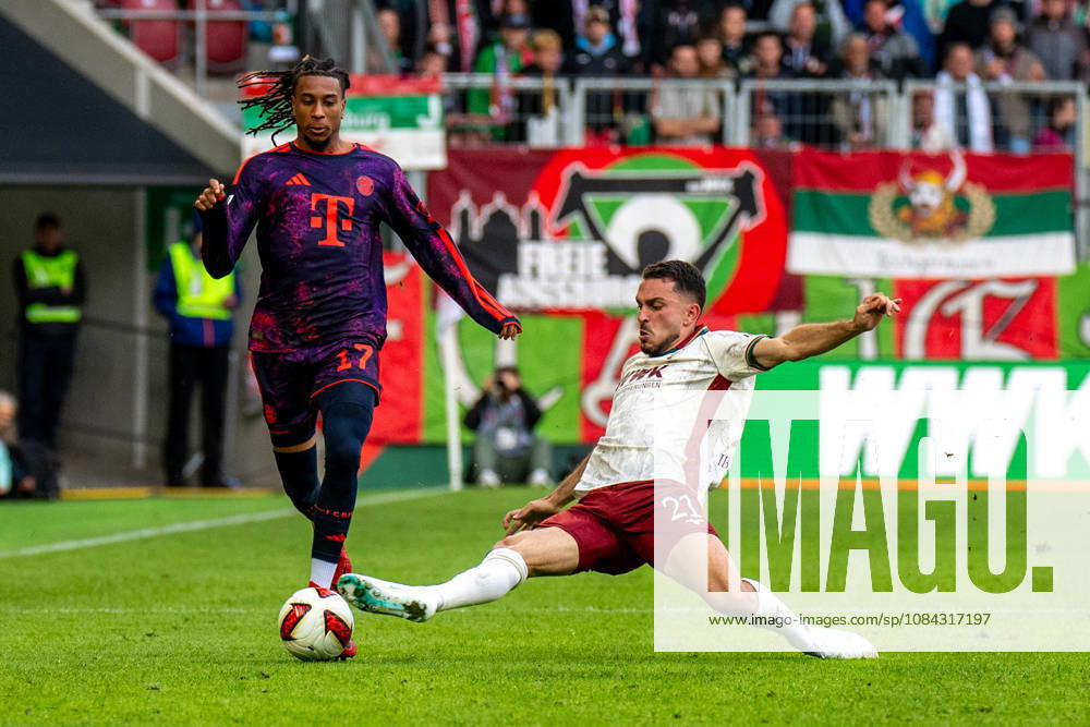 Michael Olise (17 Bayern) und Arijon Ibrahimovic (21 Augsburg) in Aktion beim Bundesligaspiel FC Augsburg - FC Bayern München am 10.10.2026.
