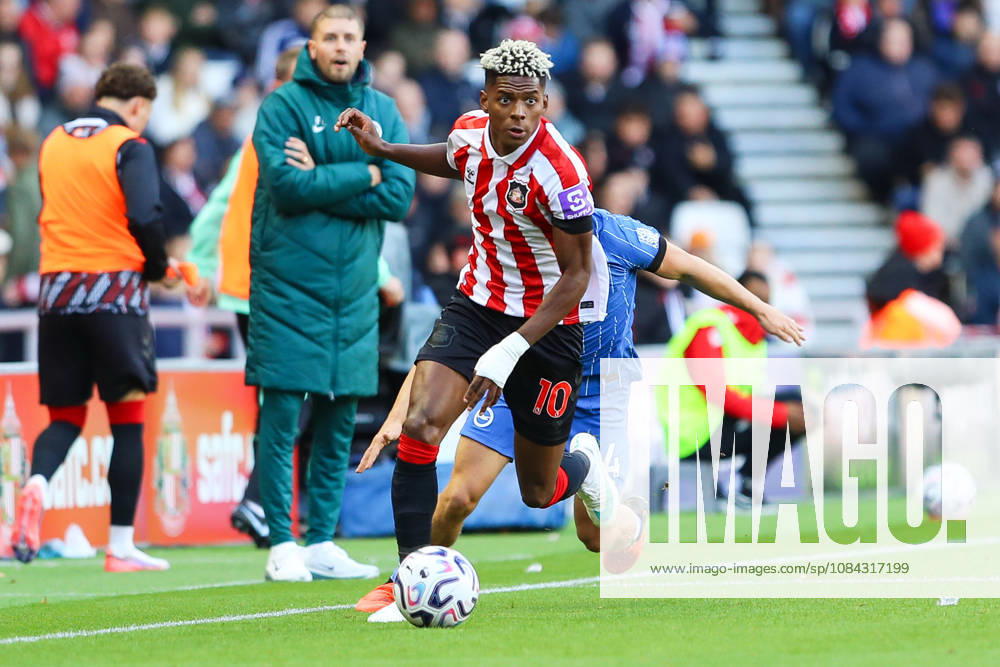 SUNDERLAND, ENGLAND, OCTOBER 10: Nilson Angulo of Sunderland AFC dribbles the ball during a Premier League 2026-27 match between Sunderland AFC and Brighton & Hove Albion at the Stadium of Light on October 10, 2026 in Sunderland, England. (Photo by Zach Forster Sports Press Photo)